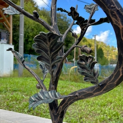 Detail dubovej vetvičky na kovanom zábradlí pri vstupe k rodinnému domu Detail dubovej vetvičky na kovanom zábradlí pri vstupe k rodinnému domu