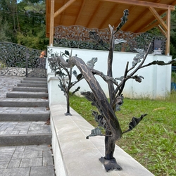 Štýlové ručne kované zábradlie a oplotenie s lesným motívom Štýlové ručne kované zábradlie a oplotenie s lesným motívom