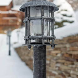 Zhradn stojanov lampa - exterirov svietidlo s peaou UKOVMI - kovan osvetlenie chalupy