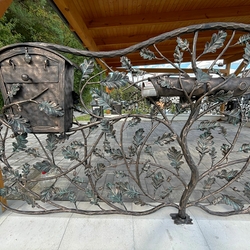 Rune kovan potov schrnky vsaden do luxusnho oplotenia